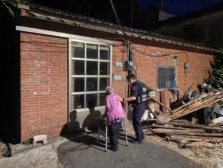 8旬婦超市購物錯過末班車 深夜搭警車返家 - 早安台灣新聞 | Morning Taiwan News