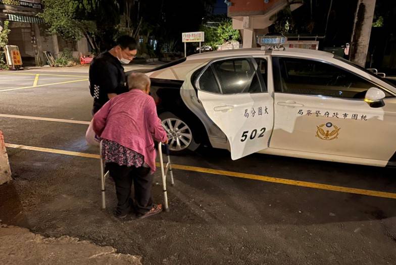 8旬婦超市購物錯過末班車 深夜搭警車返家 - 早安台灣新聞 | Morning Taiwan News