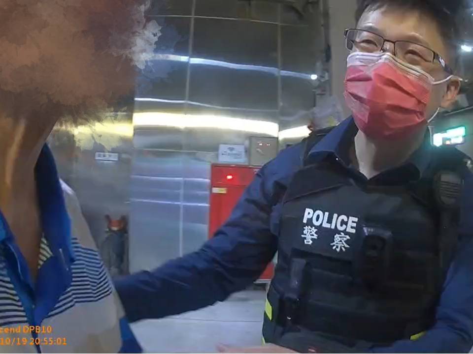8旬老翁尋親未果癱坐街頭 警暖心護送搭末班車返家 - 早安台灣新聞 | Morning Taiwan News