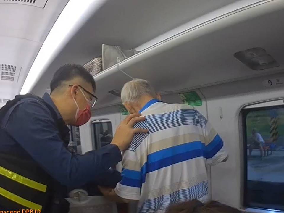 8旬老翁尋親未果癱坐街頭 警暖心護送搭末班車返家 - 早安台灣新聞 | Morning Taiwan News