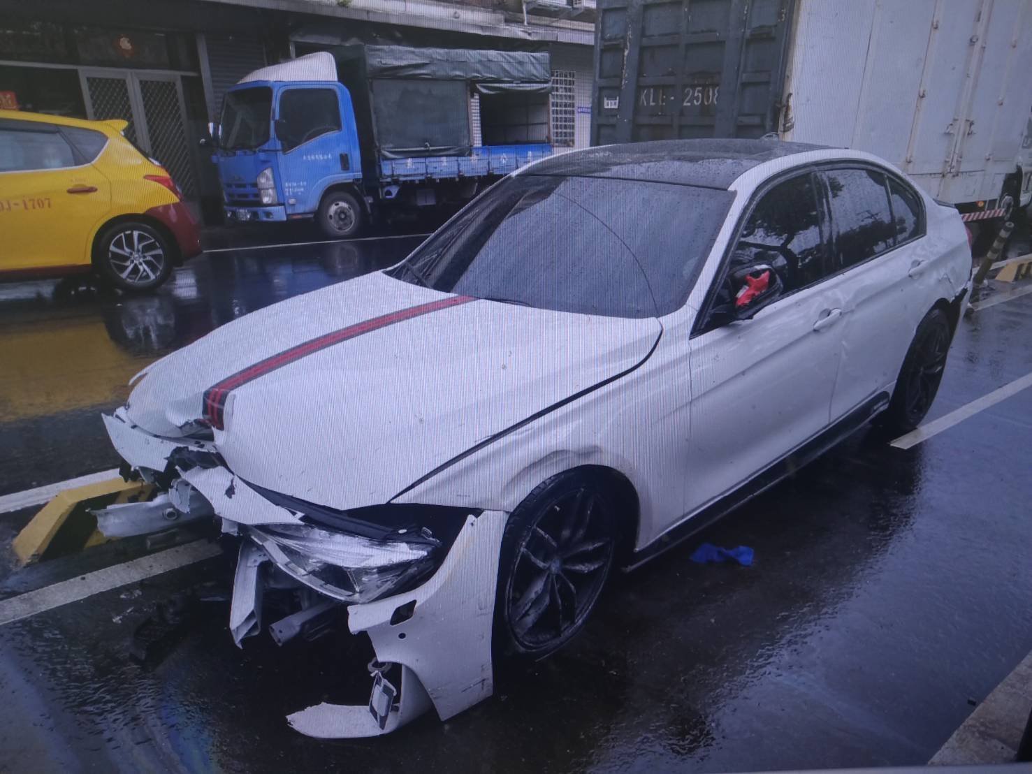 【影片】BMW自撞護欄肇逃 一逃再逃竟是這原因 - 早安台灣新聞 | Morning Taiwan News