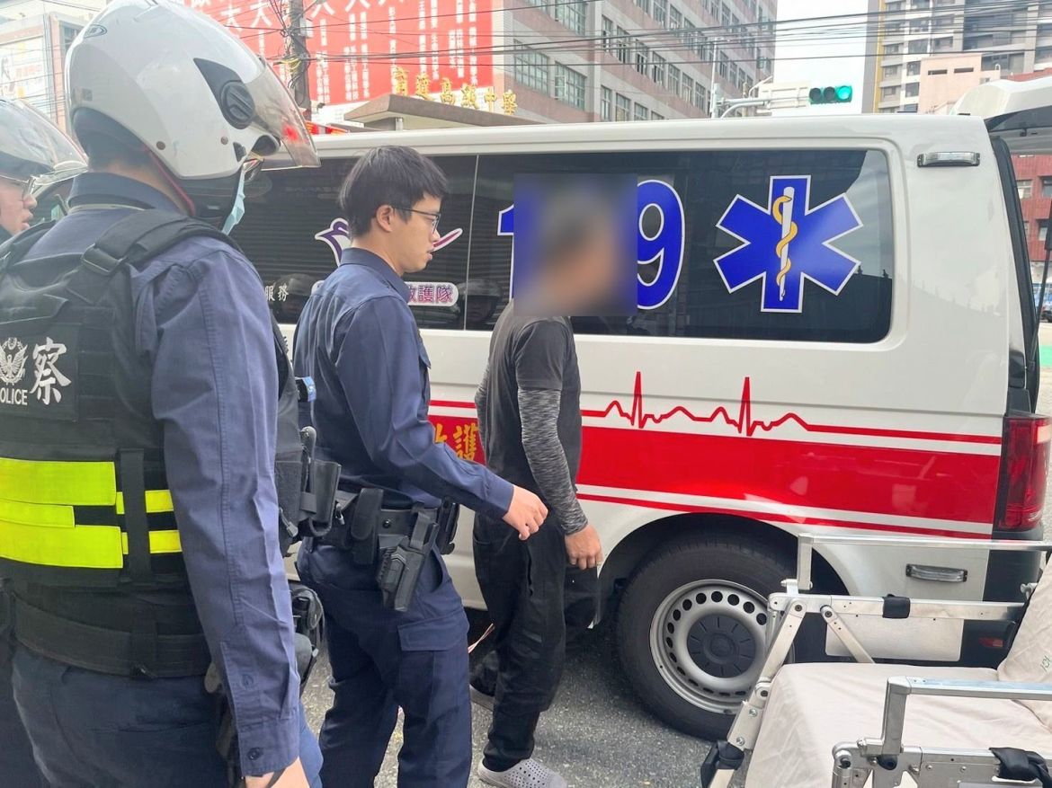【有片】嚇！男子持雙刀架脖子路上走 警急勸導送醫 - 早安台灣新聞 | Morning Taiwan News