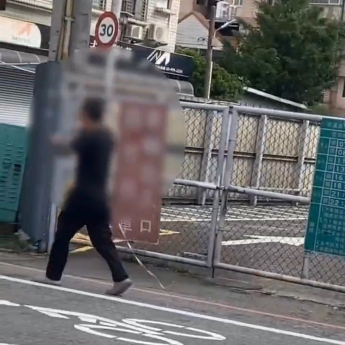 【有片】嚇！男子持雙刀架脖子路上走 警急勸導送醫 - 早安台灣新聞 | Morning Taiwan News
