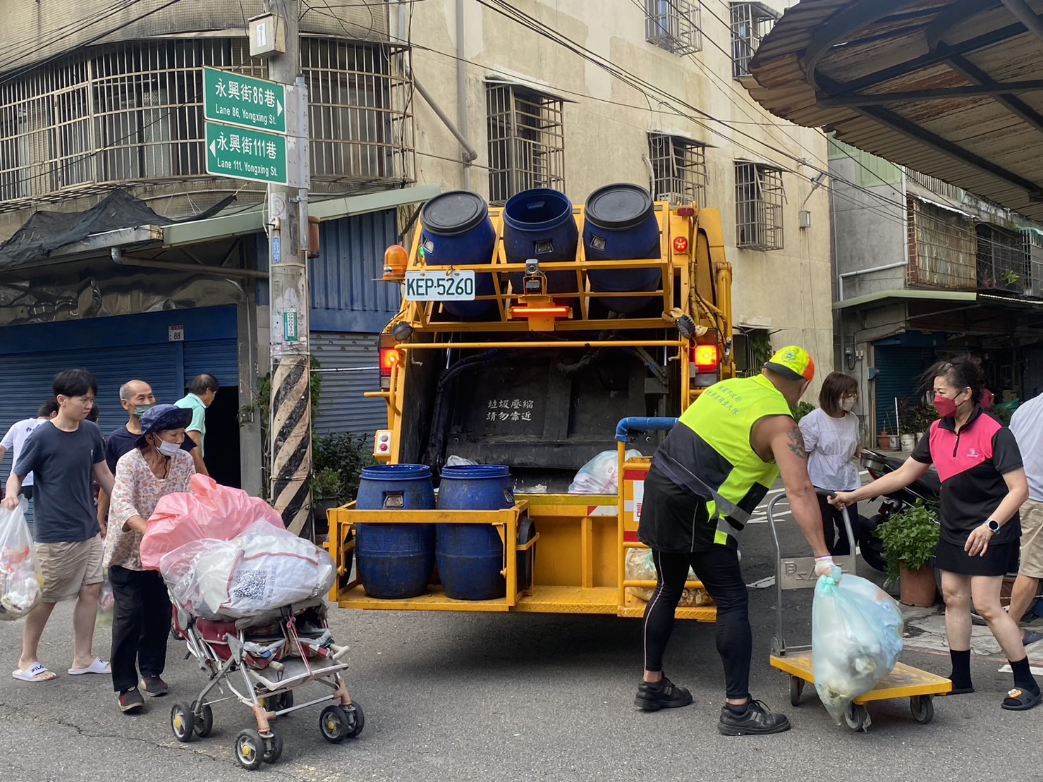 倒垃圾辱罵清潔隊員「XX娘」 桃園屁孩下場慘了 - 早安台灣新聞 | Morning Taiwan News