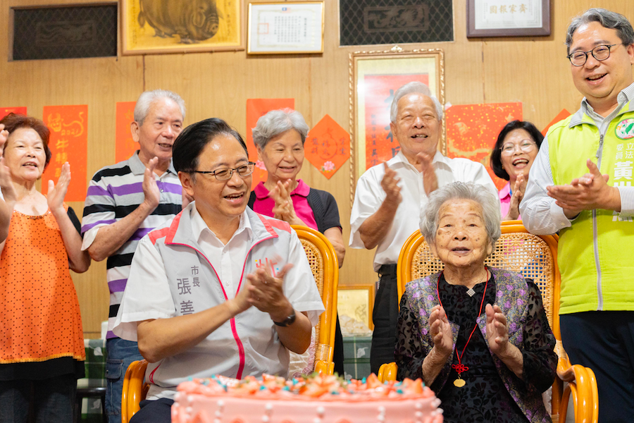 張善政親訪百歲人瑞 致贈重陽賀禮 - 早安台灣新聞 | Morning Taiwan News