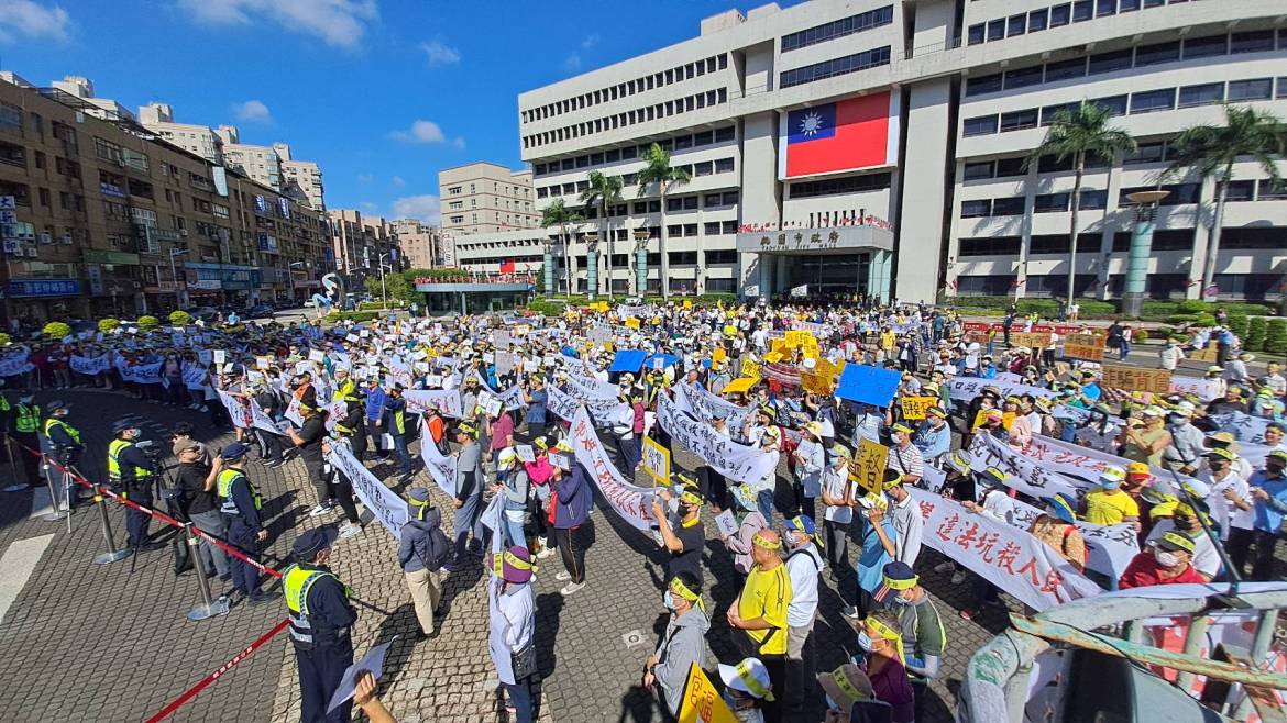 桃園航空城拆遷戶近千人市府前抗議 張善政親自到場回應訴求 - 早安台灣新聞 | Morning Taiwan News