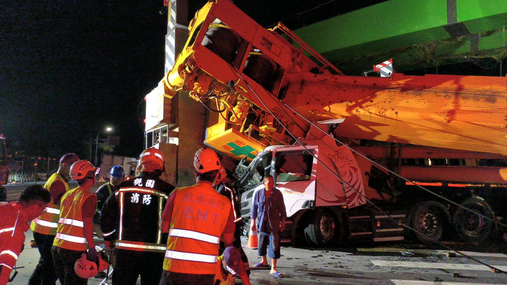 桃捷綠線驚傳工安意外 吊車翻覆壓2車 - 早安台灣新聞 | Morning Taiwan News