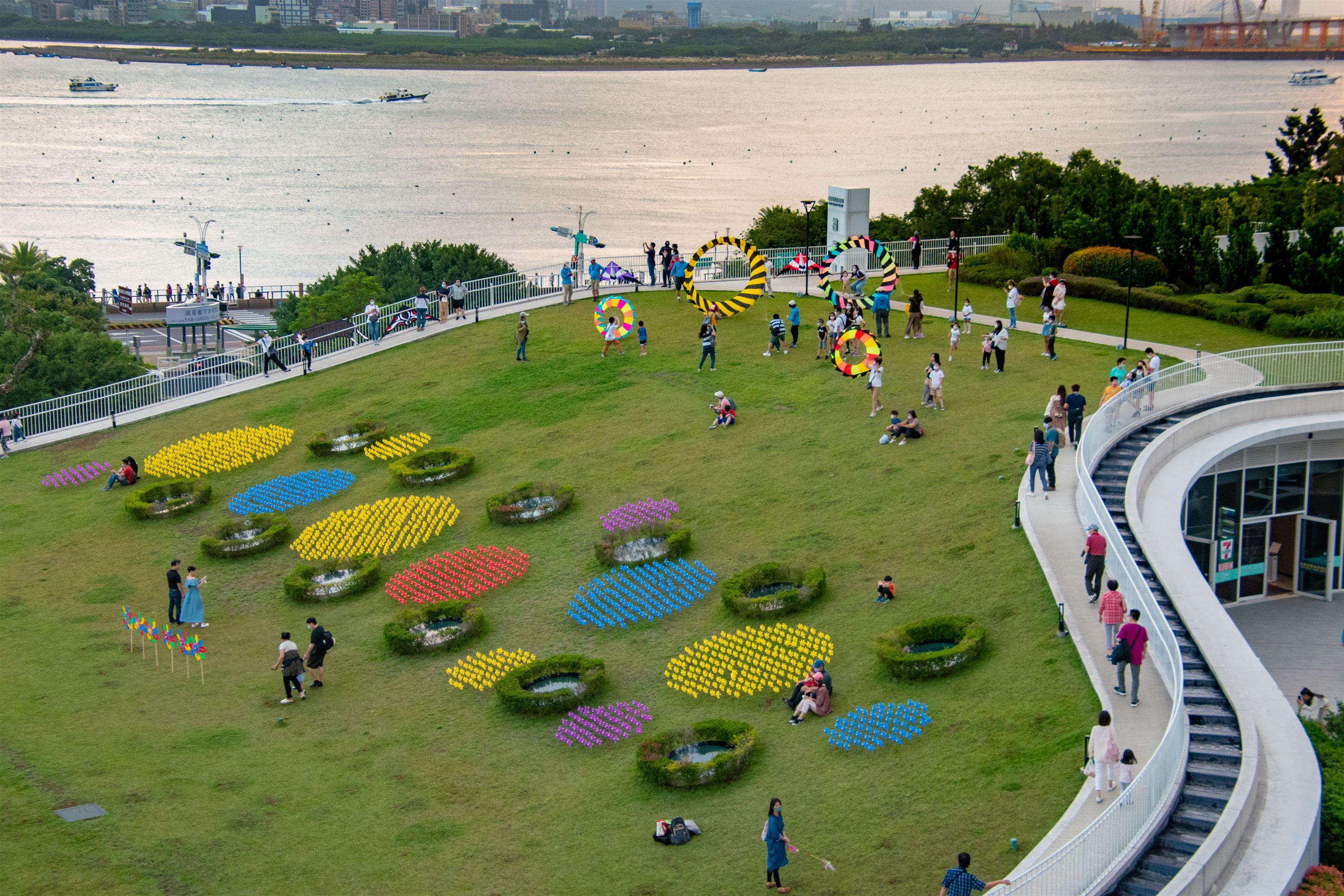 2000支繽紛風車轉起來 《2023風風節 TAMSUI WIND FESTIVAL》12月2日起滬尾藝文休閒園區登場 - 早安台灣新聞 | Morning Taiwan News