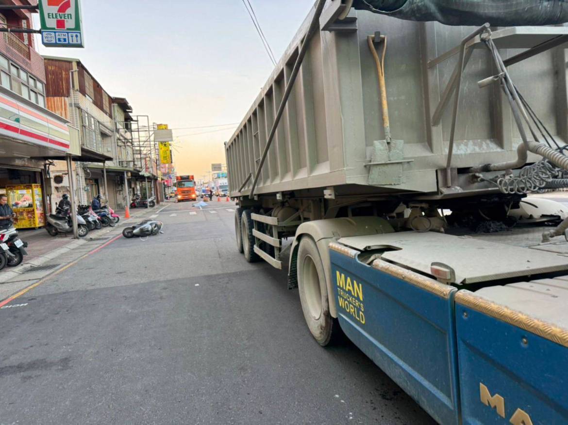 【有片】慟！6旬騎士閃違停車 遭後方曳引車輾斃 - 早安台灣新聞 | Morning Taiwan News