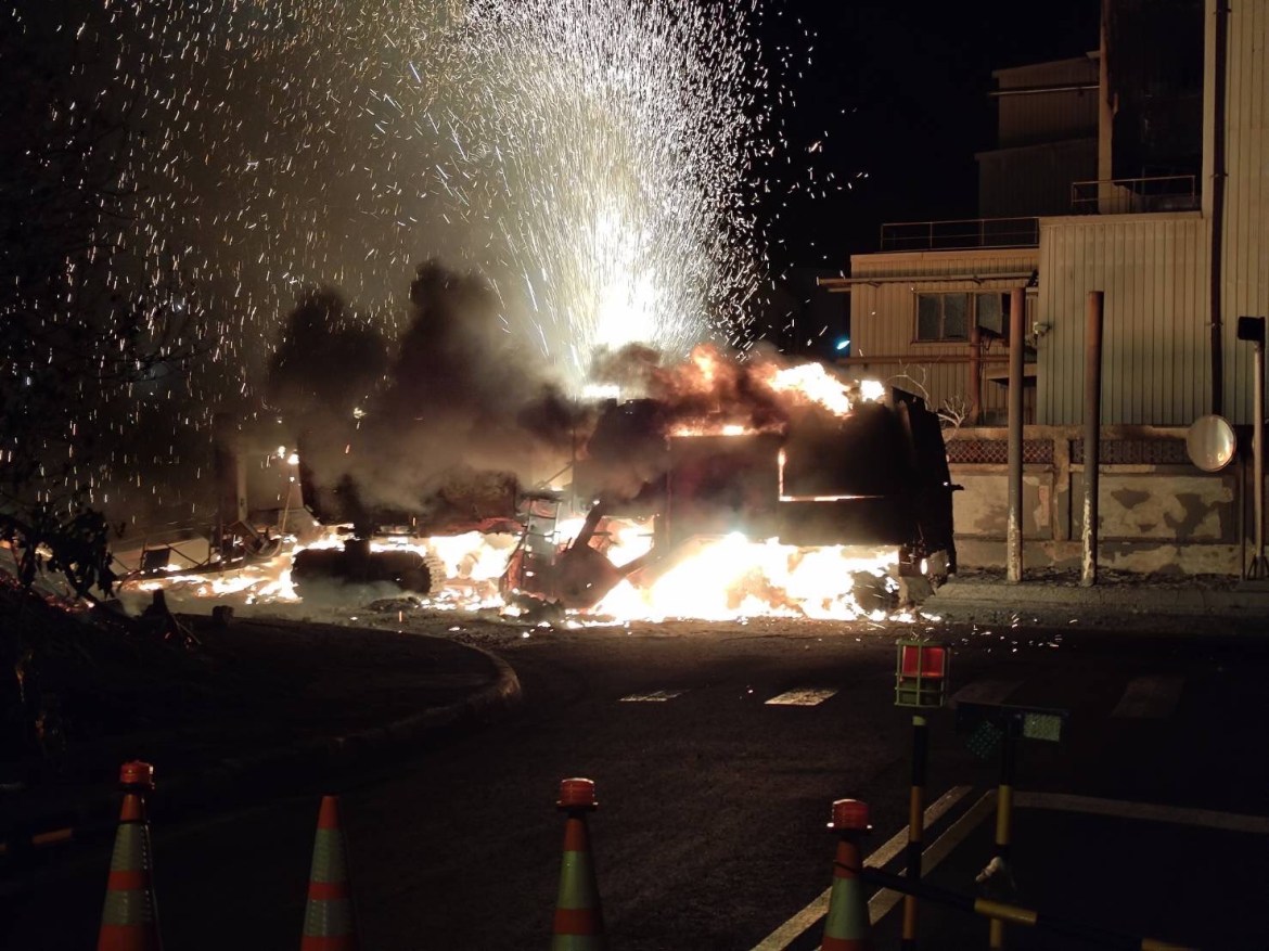 【有片】深夜突竄火舌 鋪路車駕駛逃生不及喪命 - 早安台灣新聞 | Morning Taiwan News
