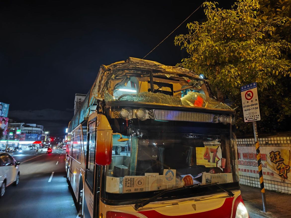 又是平鎮振興路地下道！校車未留意限高誤闖 車頂損毀駕駛受傷 - 早安台灣新聞 | Morning Taiwan News