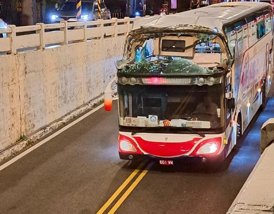 又是平鎮振興路地下道！校車未留意限高誤闖 車頂損毀駕駛受傷 - 早安台灣新聞 | Morning Taiwan News