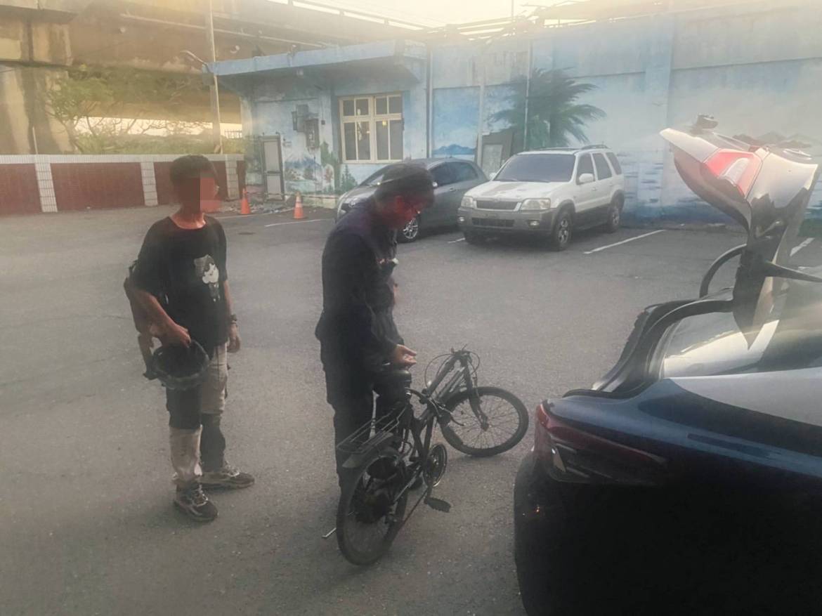 單車少年臉色蒼白衝派出所求助 大園警及時伸援 - 早安台灣新聞 | Morning Taiwan News
