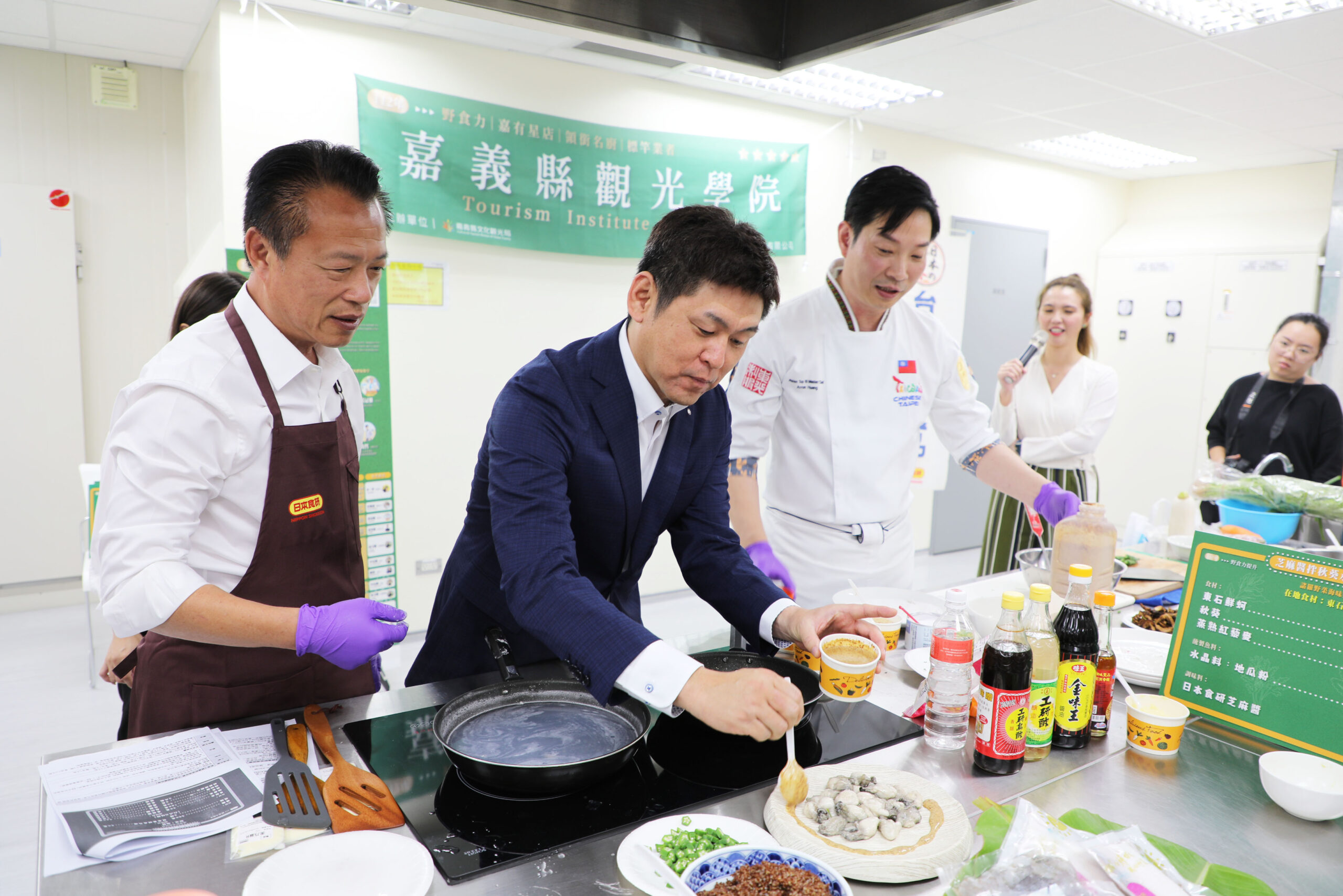 嘉義觀光學院特色料理課 台菜王子黃景龍示範特色野菜料理