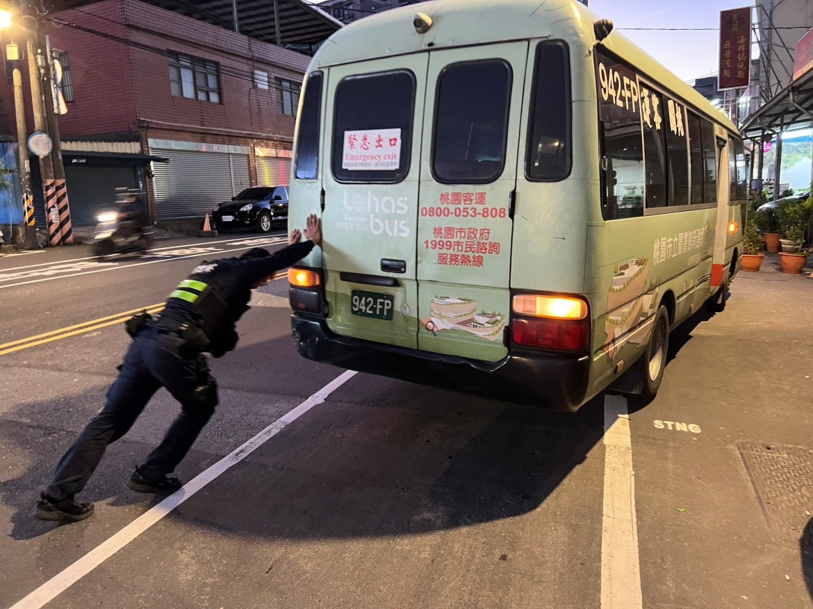 小巴拋錨卡路中遭狂按喇叭 平警推車恢復交通順暢 - 早安台灣新聞 | Morning Taiwan News