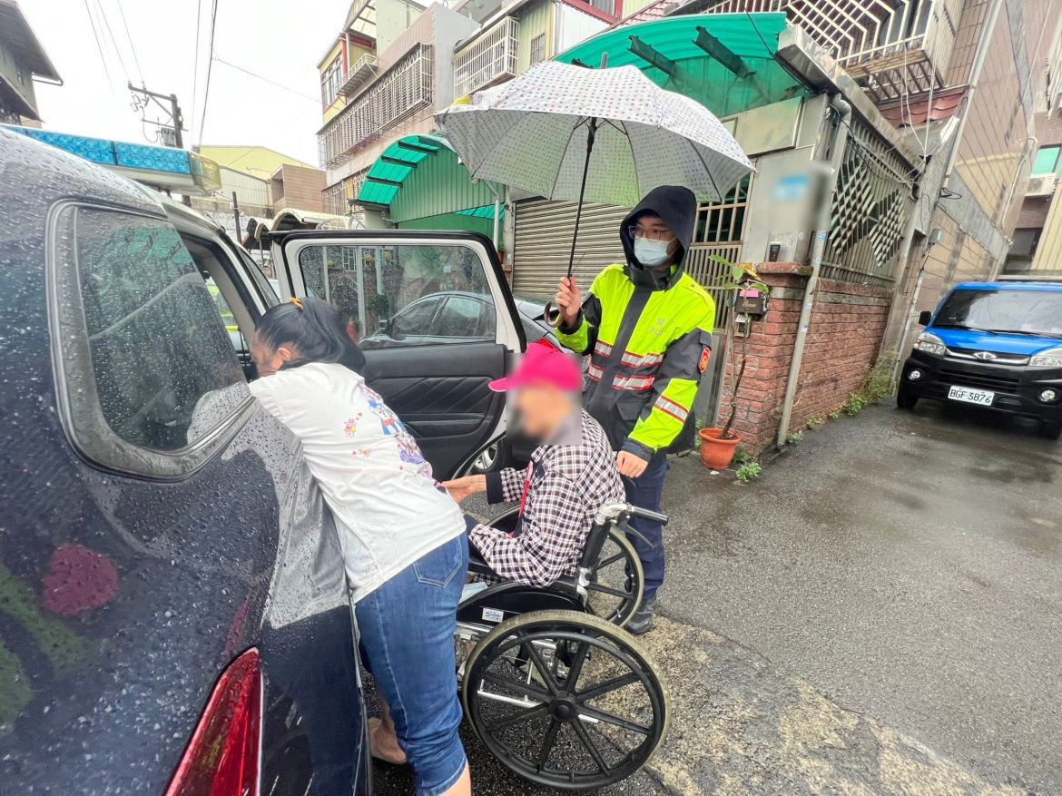 獨居翁買菜遇電動代步車拋錨 平警冒雨伸援 - 早安台灣新聞 | Morning Taiwan News