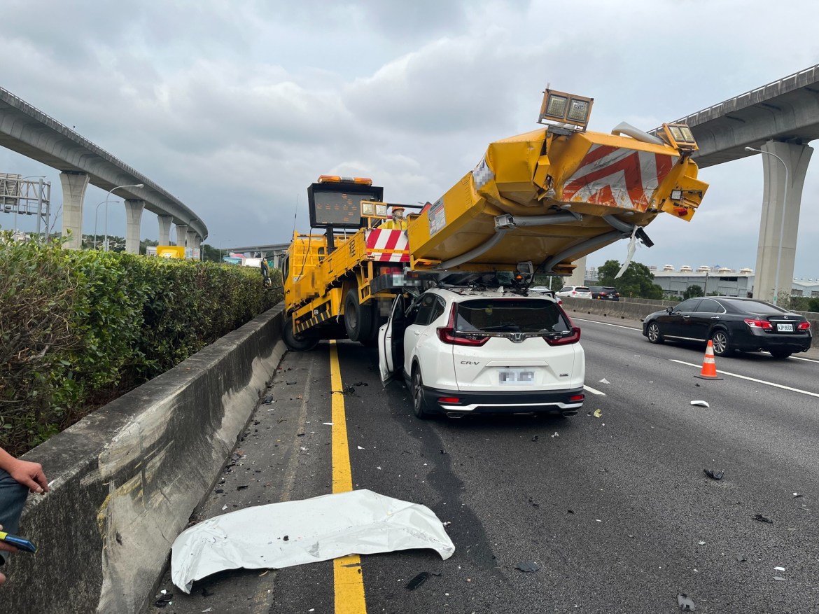 疑使用輔助駕駛系統 國1小客車「鏟起」緩撞車 - 早安台灣新聞 | Morning Taiwan News