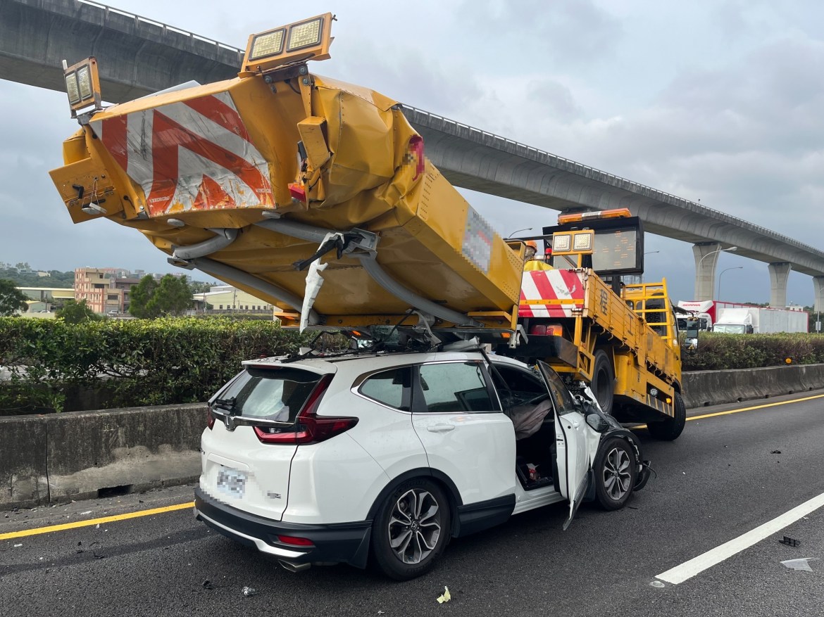 疑使用輔助駕駛系統 國1小客車「鏟起」緩撞車 - 早安台灣新聞 | Morning Taiwan News