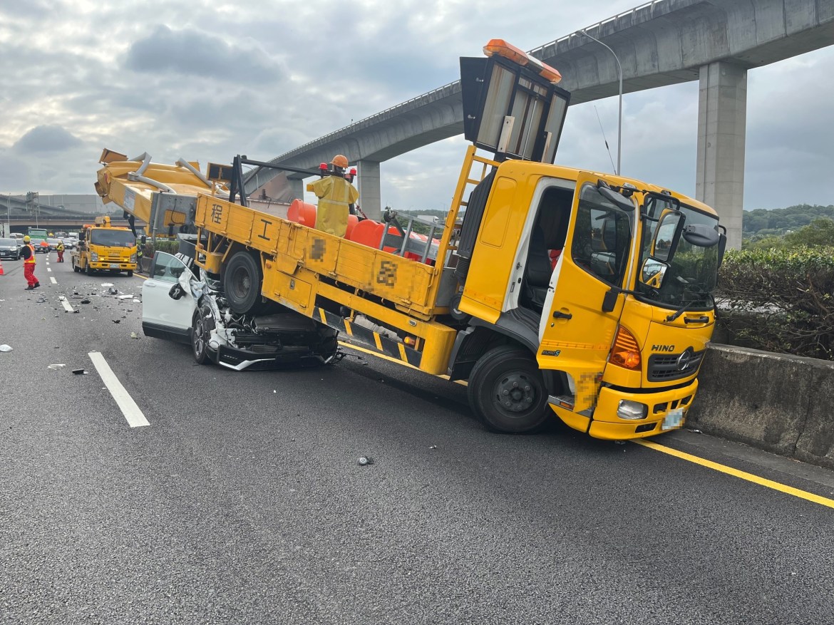 疑使用輔助駕駛系統 國1小客車「鏟起」緩撞車 - 早安台灣新聞 | Morning Taiwan News