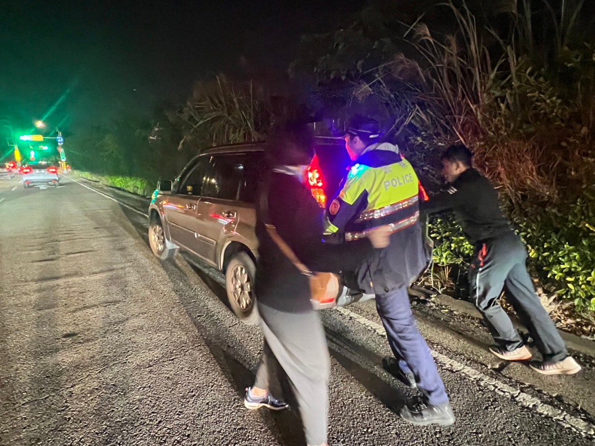 車輛拋錨困路中 八德警協助推車解圍 - 早安台灣新聞 | Morning Taiwan News