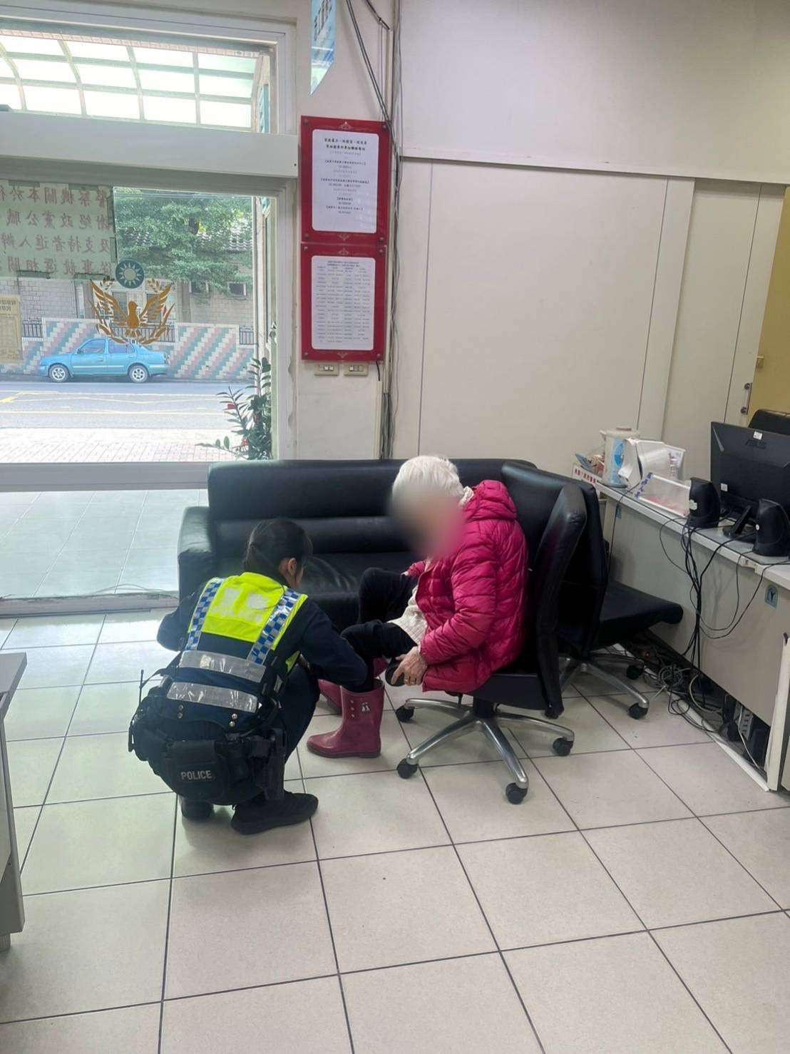 8旬老婦迷途徘徊路旁 八德暖警助重回親人懷抱 - 早安台灣新聞 | Morning Taiwan News