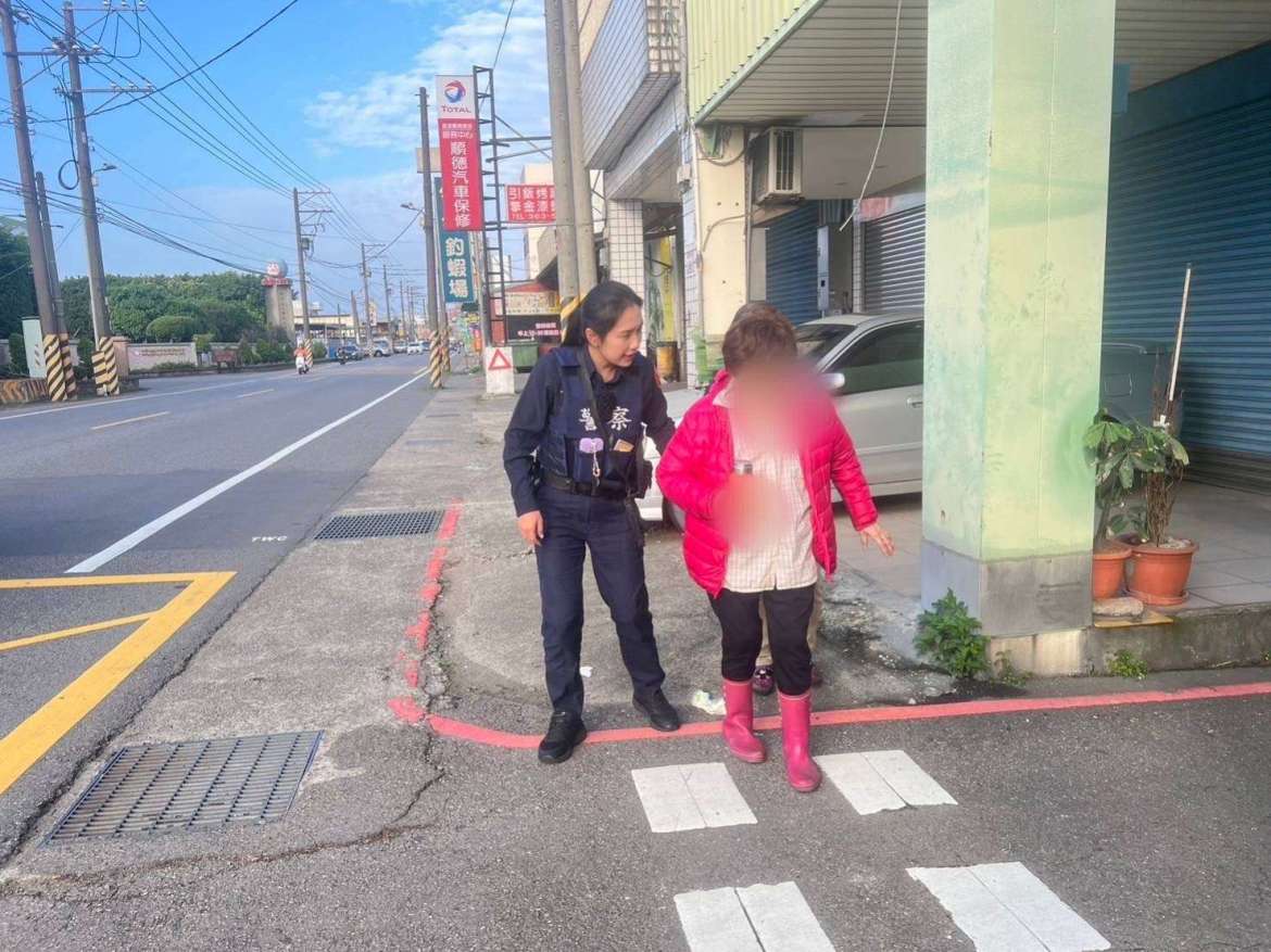 8旬老婦迷途徘徊路旁 八德暖警助重回親人懷抱 - 早安台灣新聞 | Morning Taiwan News