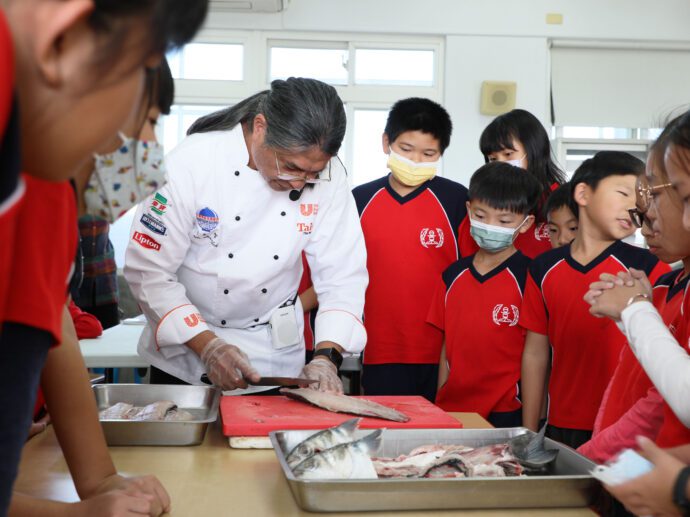 嘉義校園推廣食魚教育活動！ 翁章梁與學童體驗炸烏魚 - 早安台灣新聞 | Morning Taiwan News