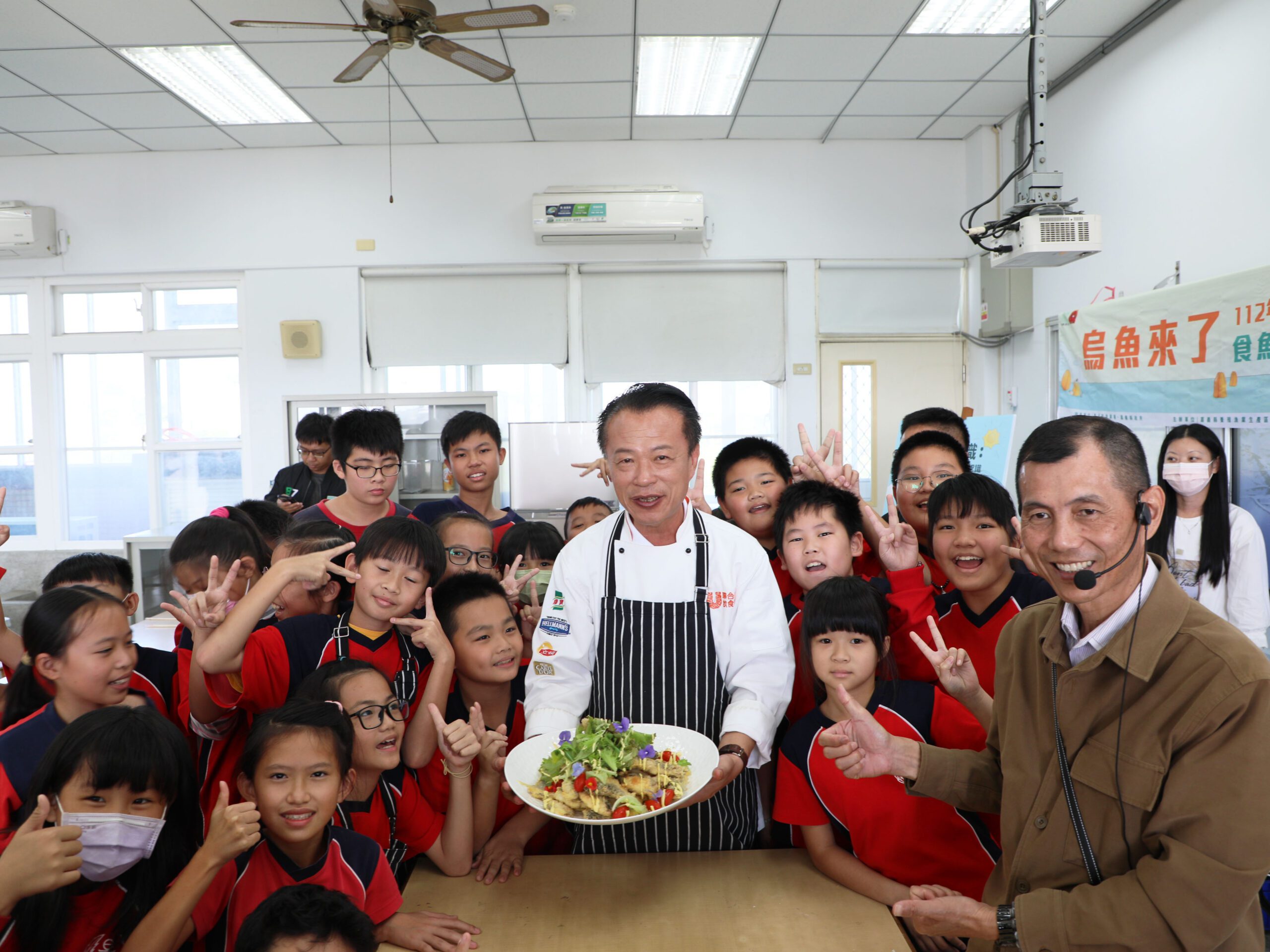嘉義校園推廣食魚教育活動！ 翁章梁與學童體驗炸烏魚 - 早安台灣新聞 | Morning Taiwan News