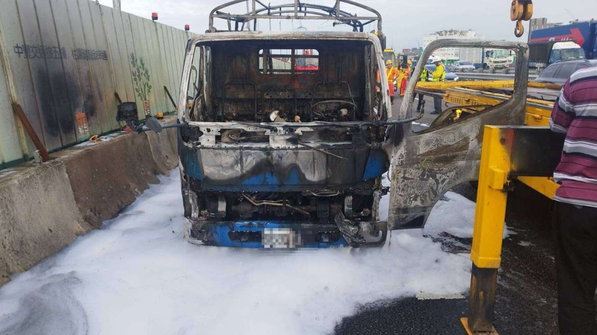 國1五楊高架南向火燒車 駕駛、乘客及時逃生 - 早安台灣新聞 | Morning Taiwan News