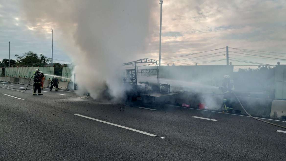 國1五楊高架南向火燒車 駕駛、乘客及時逃生 - 早安台灣新聞 | Morning Taiwan News