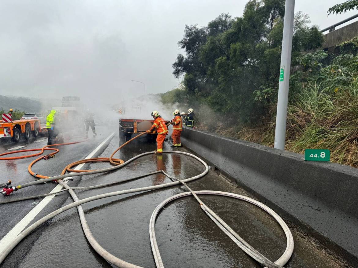 國1火燒聯結車 濃煙竄天回堵3公里 - 早安台灣新聞 | Morning Taiwan News