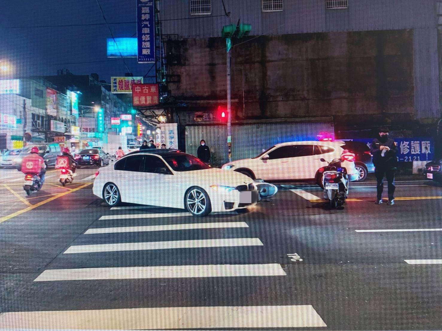 女騎士遇閃紅燈停讓車輛 遭自小客撞上多處擦挫傷 - 早安台灣新聞 | Morning Taiwan News