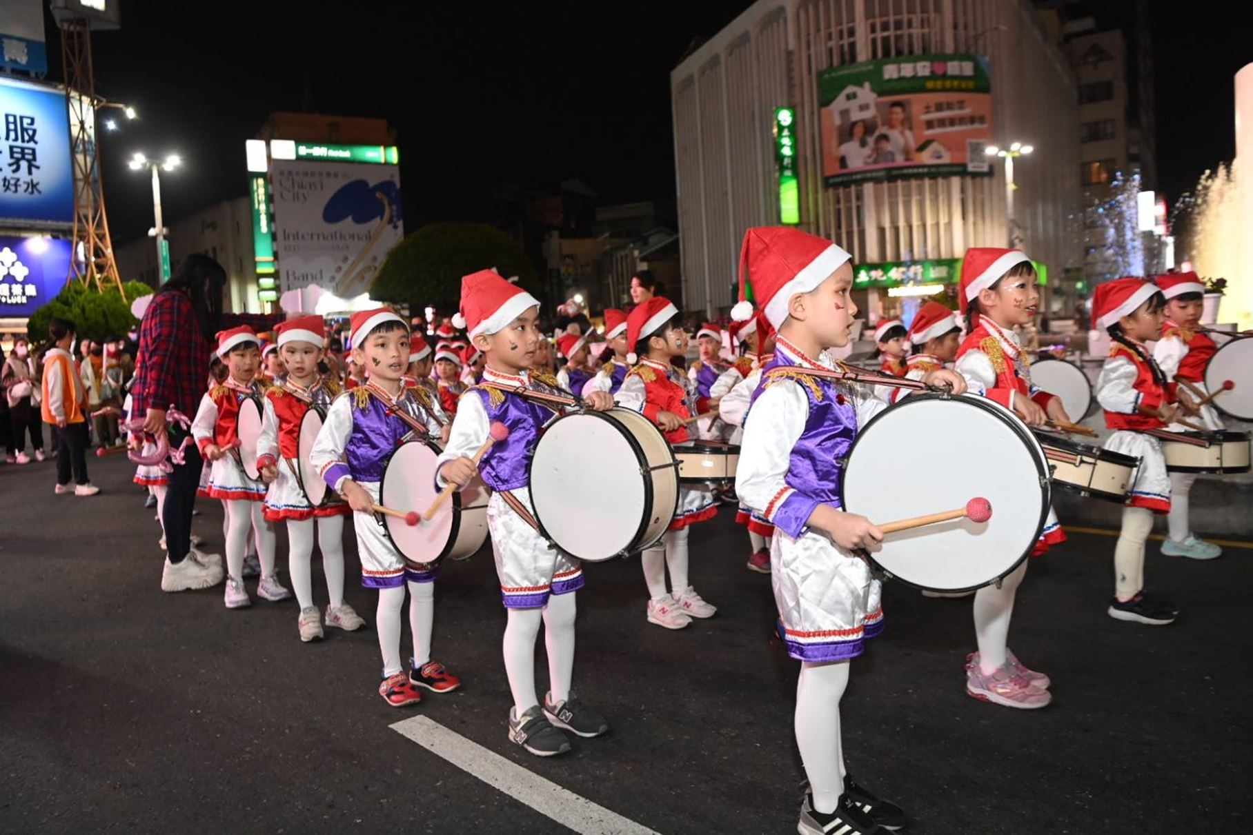 聖誕喜樂音符飄揚　嘉義市平安夜踩街活動暖心啟動 - 早安台灣新聞 | Morning Taiwan News
