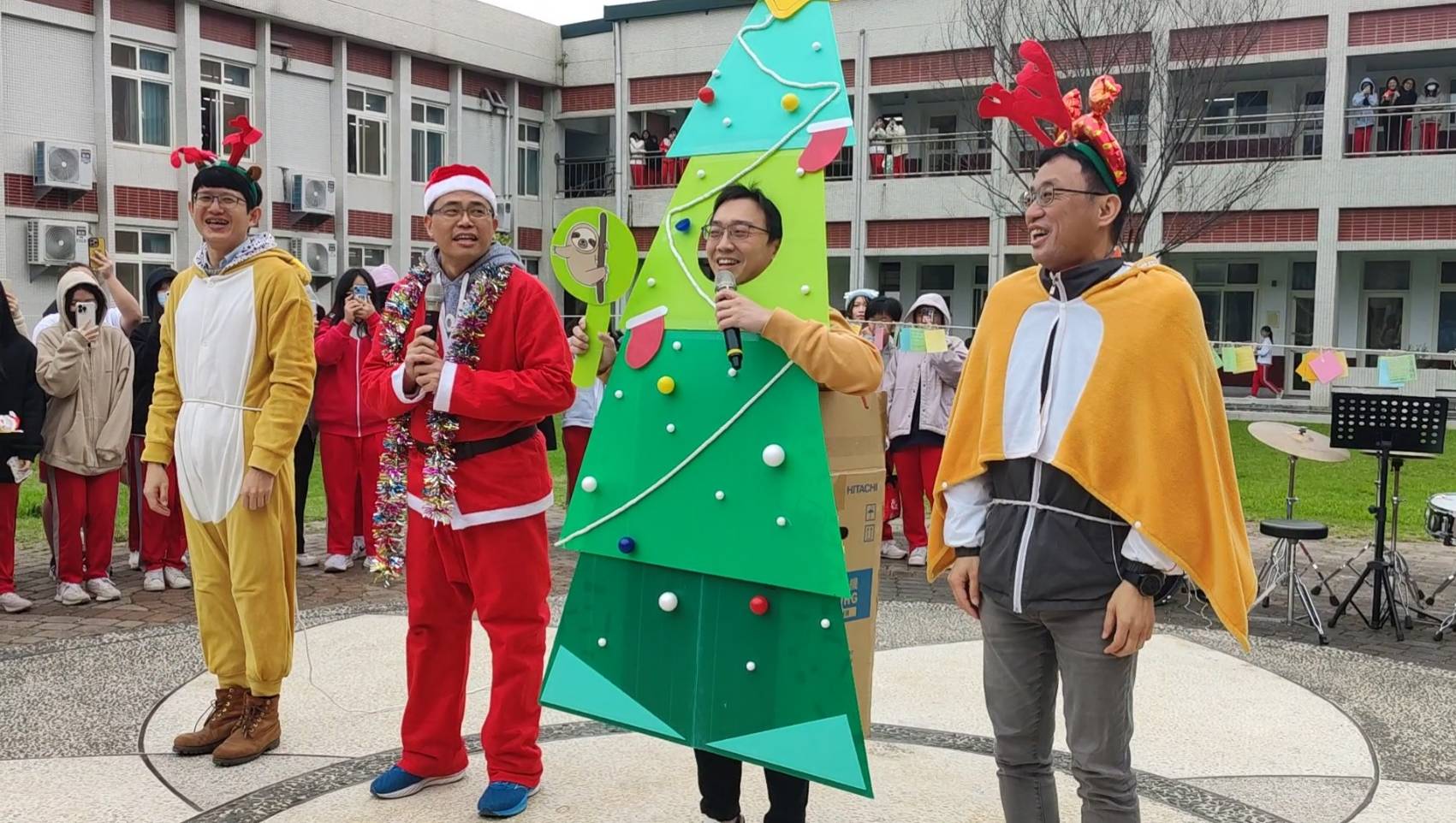 花女社團輪番精彩展演 師長扮聖誕老人傳祝福 - 早安台灣新聞 | Morning Taiwan News