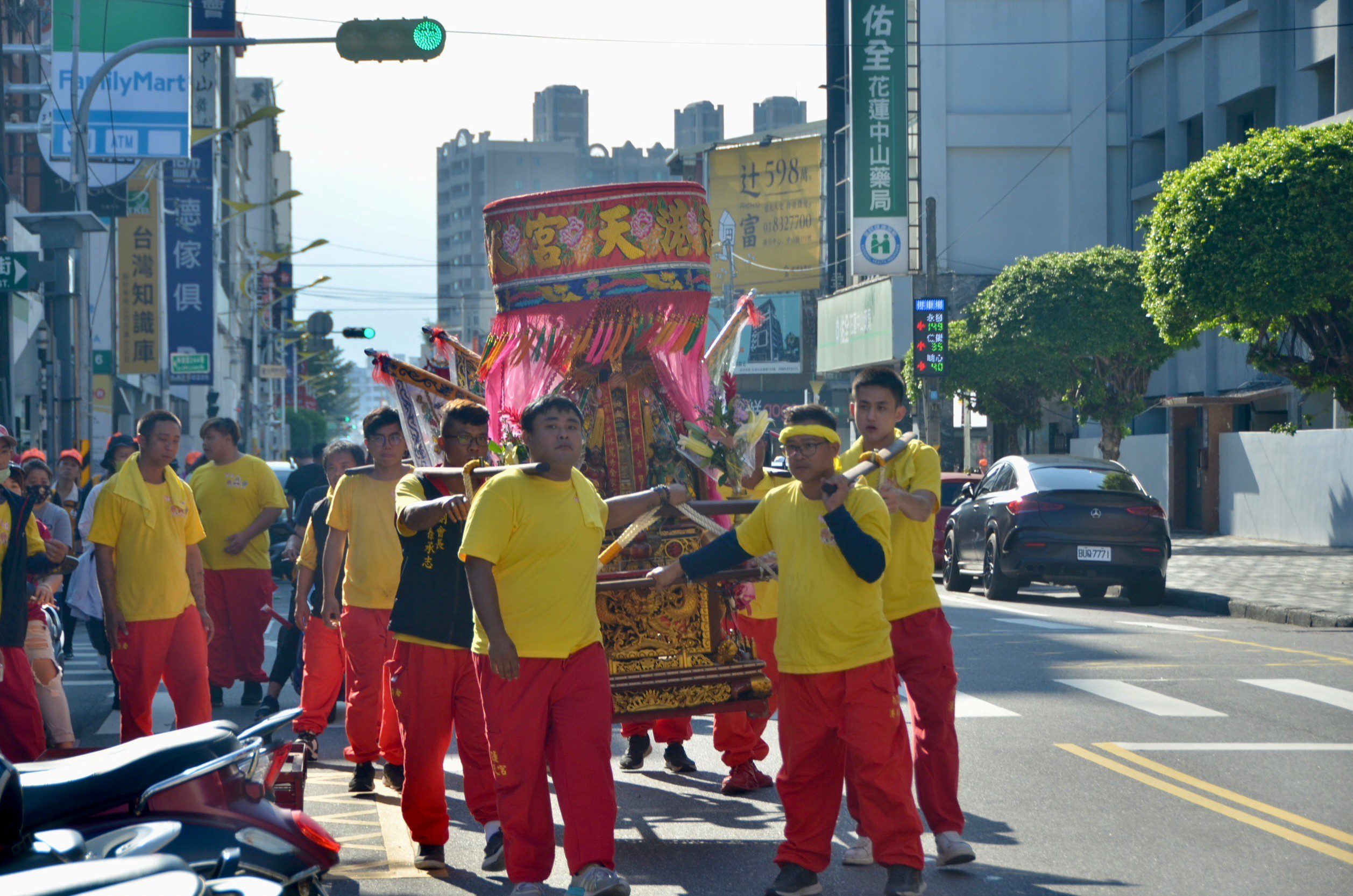 苗栗白沙屯拱天宮媽祖賜福 粉紅超跑停駕市公所 - 早安台灣新聞 | Morning Taiwan News