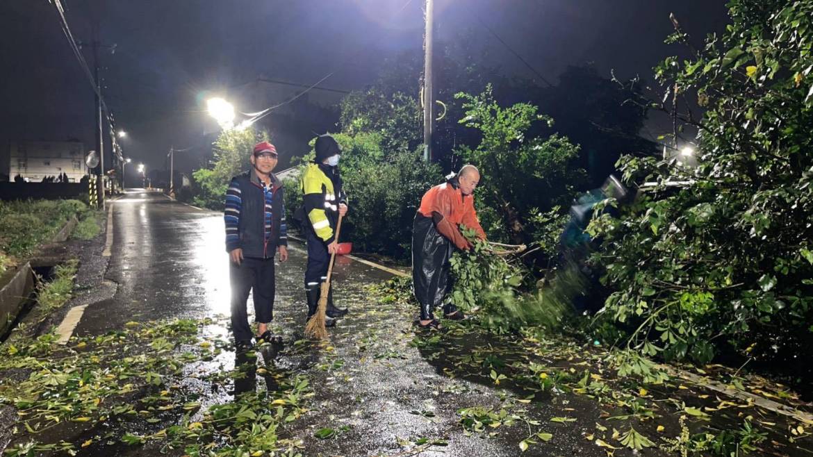 路樹不敵大雨倒路中 大園警及時處理恢復交通 - 早安台灣新聞 | Morning Taiwan News