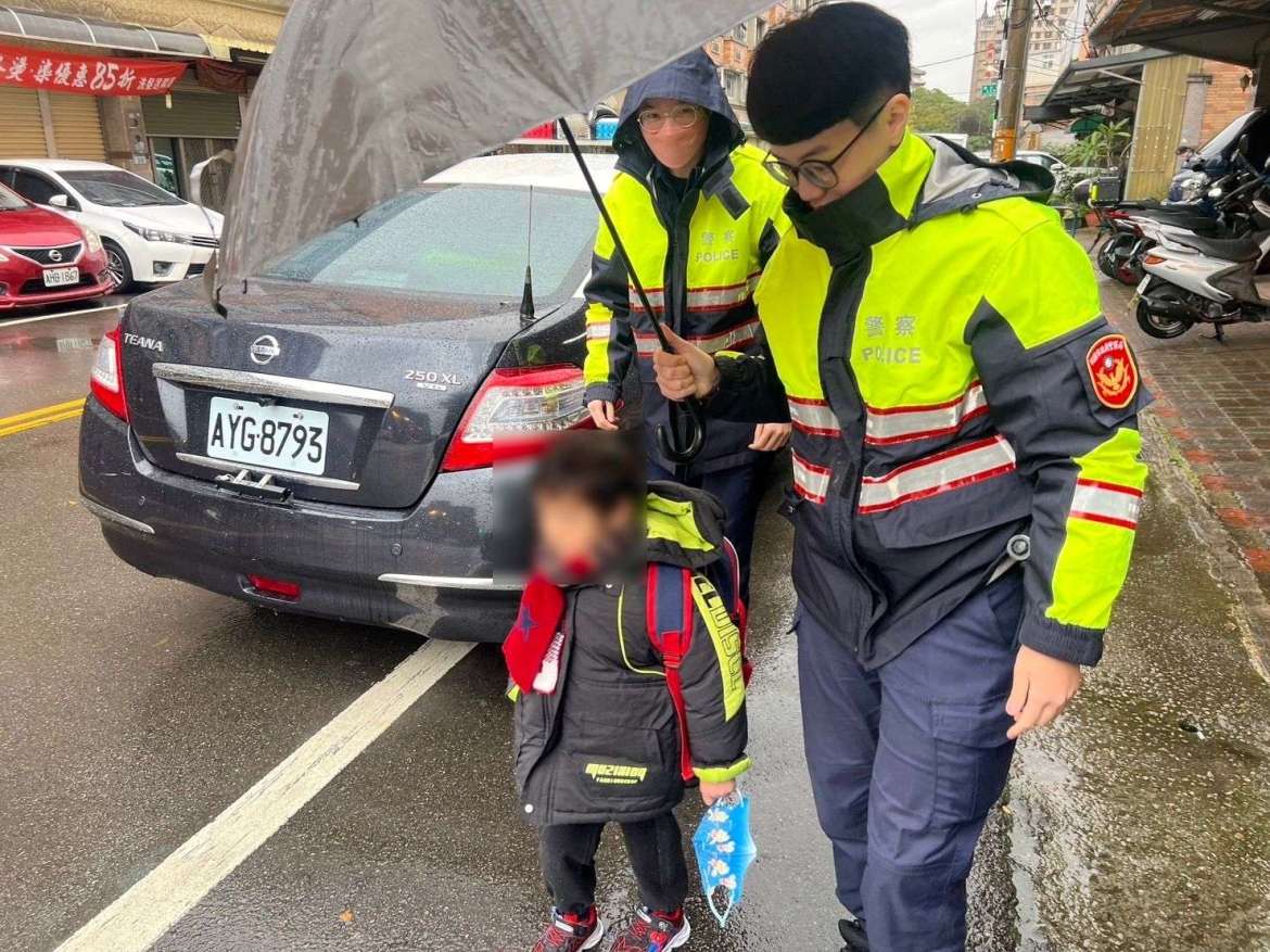 6歲男童1原因寒冬中大哭 平鎮警暖心帶他回家 - 早安台灣新聞 | Morning Taiwan News