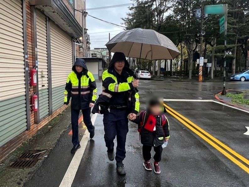 6歲男童1原因寒冬中大哭 平鎮警暖心帶他回家 - 早安台灣新聞 | Morning Taiwan News