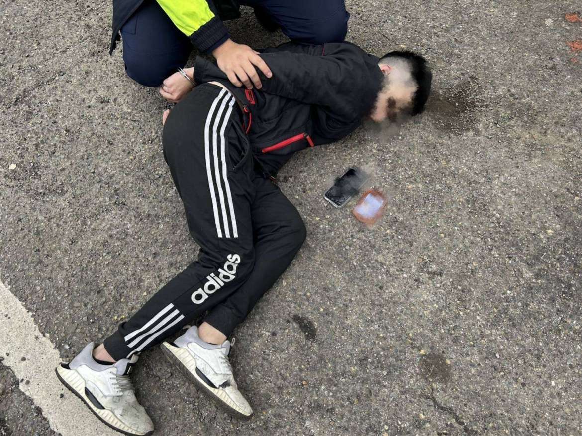 【有片】桃警埋守超商逮車手 追逐3百公尺當街壓制 - 早安台灣新聞 | Morning Taiwan News