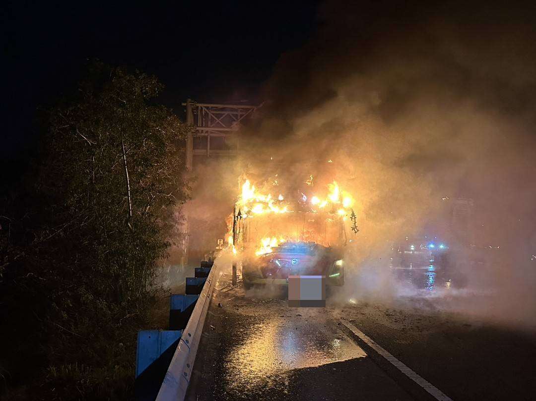 國2大湳交流道火燒遊覽車 現場濃煙竄天 - 早安台灣新聞 | Morning Taiwan News