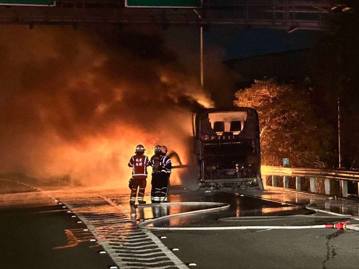 國2大湳交流道火燒遊覽車 現場濃煙竄天 - 早安台灣新聞 | Morning Taiwan News