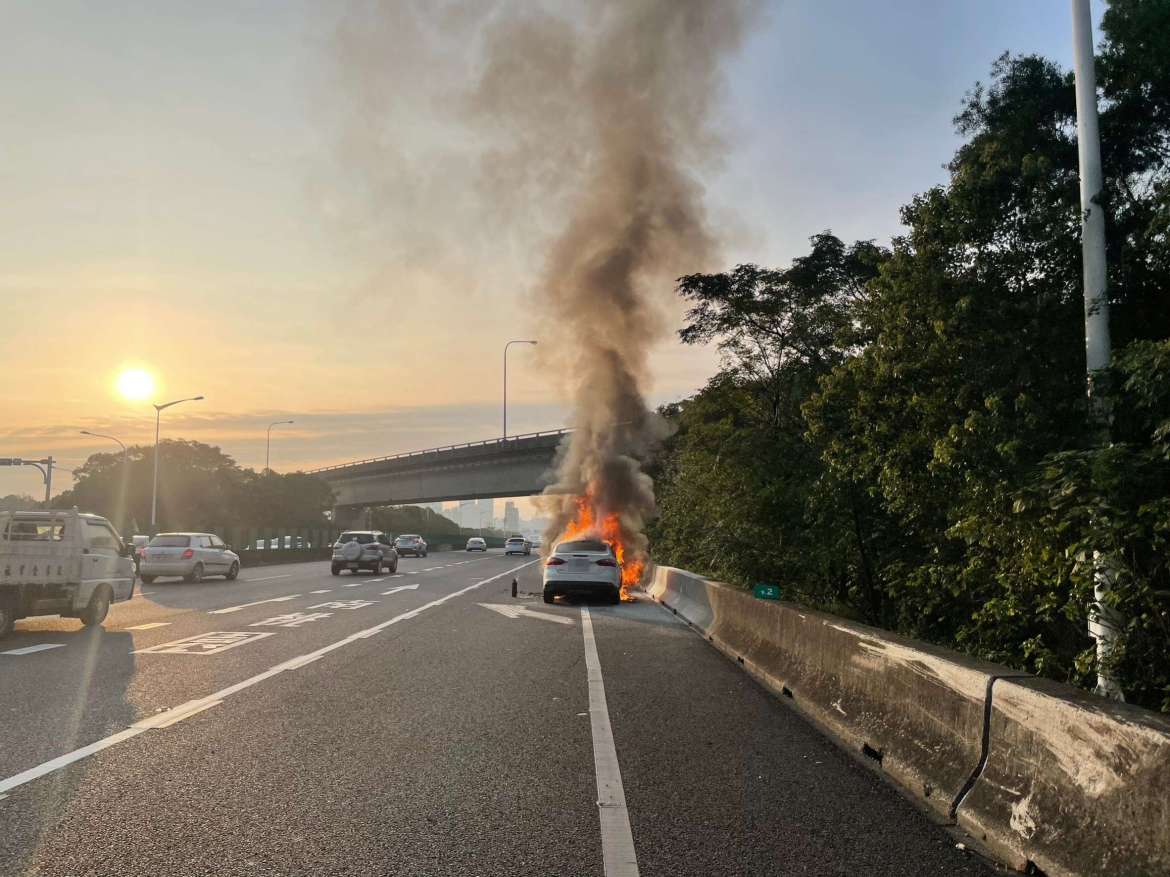 國2機場系統段火燒車 駕駛驚險逃生 - 早安台灣新聞 | Morning Taiwan News