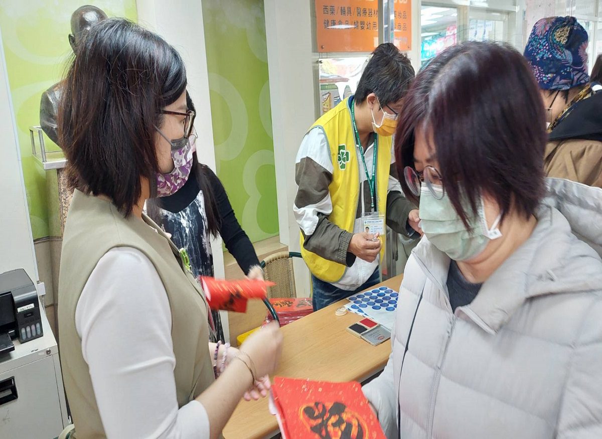 影音／秀傳舉辦「新春福龍送吉祥-春聯揮毫」　院長黃士維春聯揮毫民眾爭相索取 - 早安台灣新聞 | Morning Taiwan News