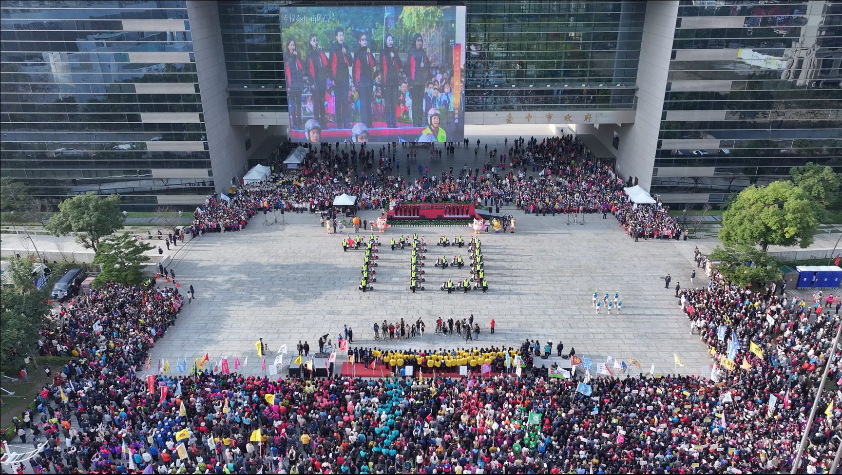 感謝城市英雄照亮臺中！電動機車隊展演慶元旦 - 早安台灣新聞 | Morning Taiwan News