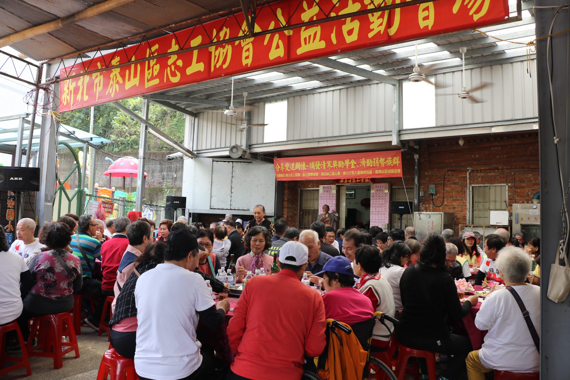 泰山區志工協會義賣饅頭花生糖 捐15萬元清寒獎助金給泰山七校 - 早安台灣新聞 | Morning Taiwan News