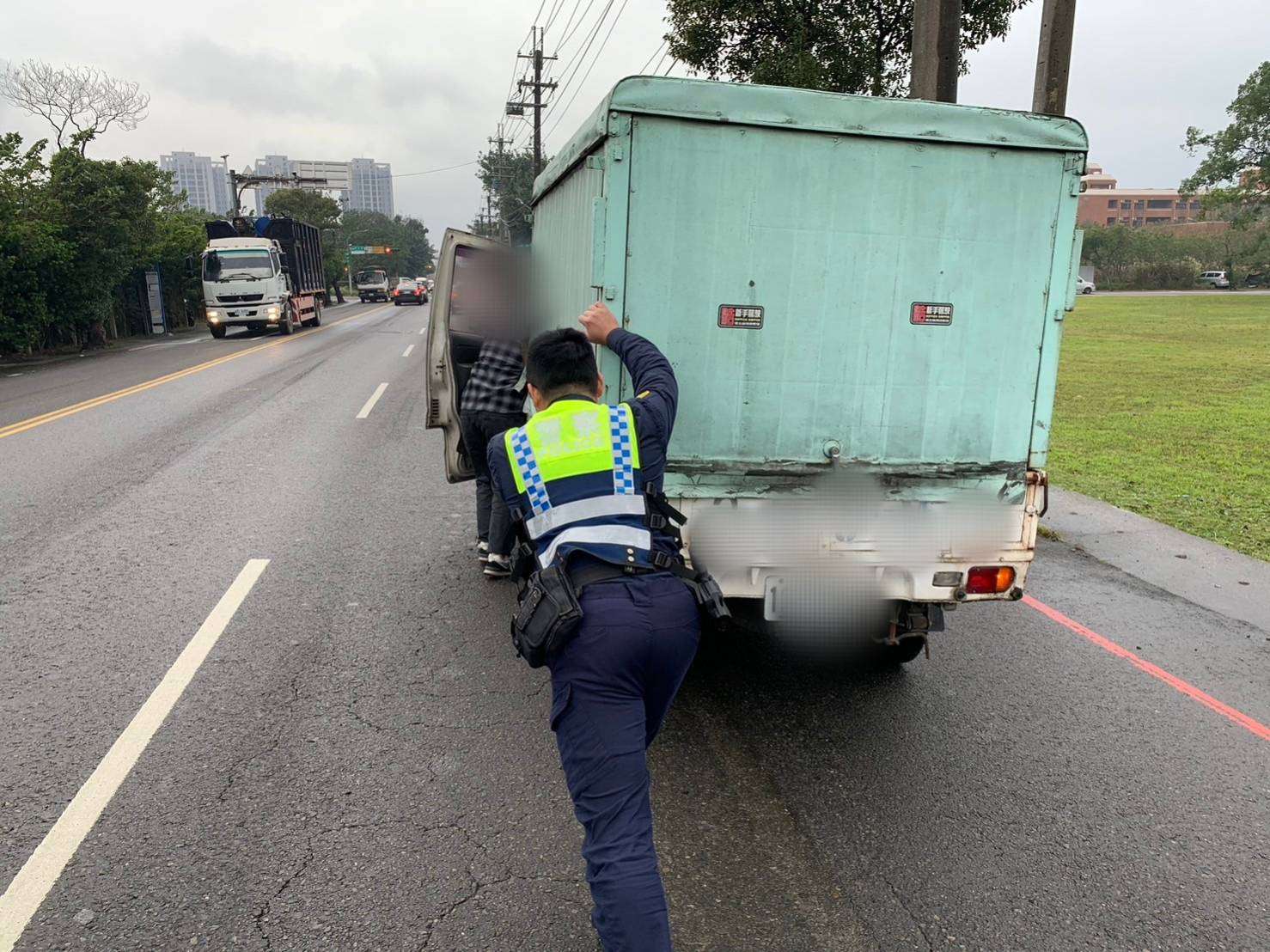 老車路中突熄火 八德警暖心協助推車 - 早安台灣新聞 | Morning Taiwan News