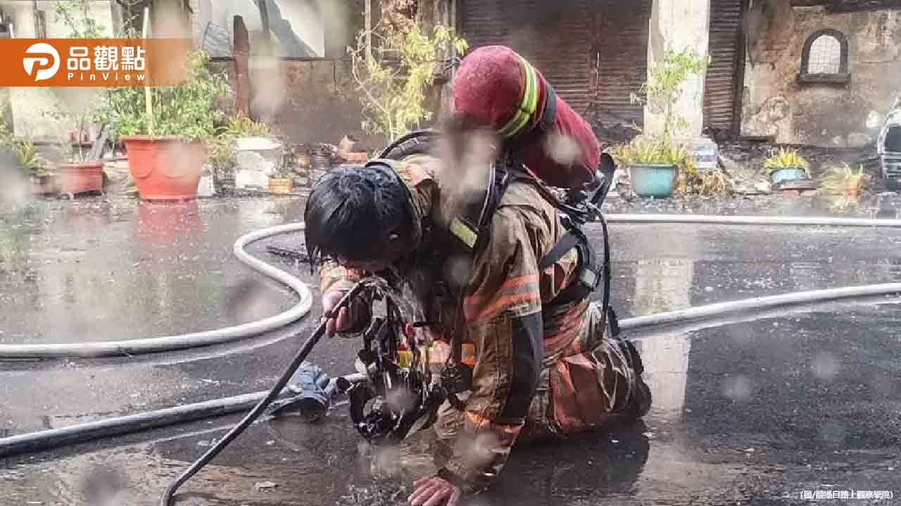 戲院失火狂燒3小時！消防員累癱跪地「狂沖水降溫」