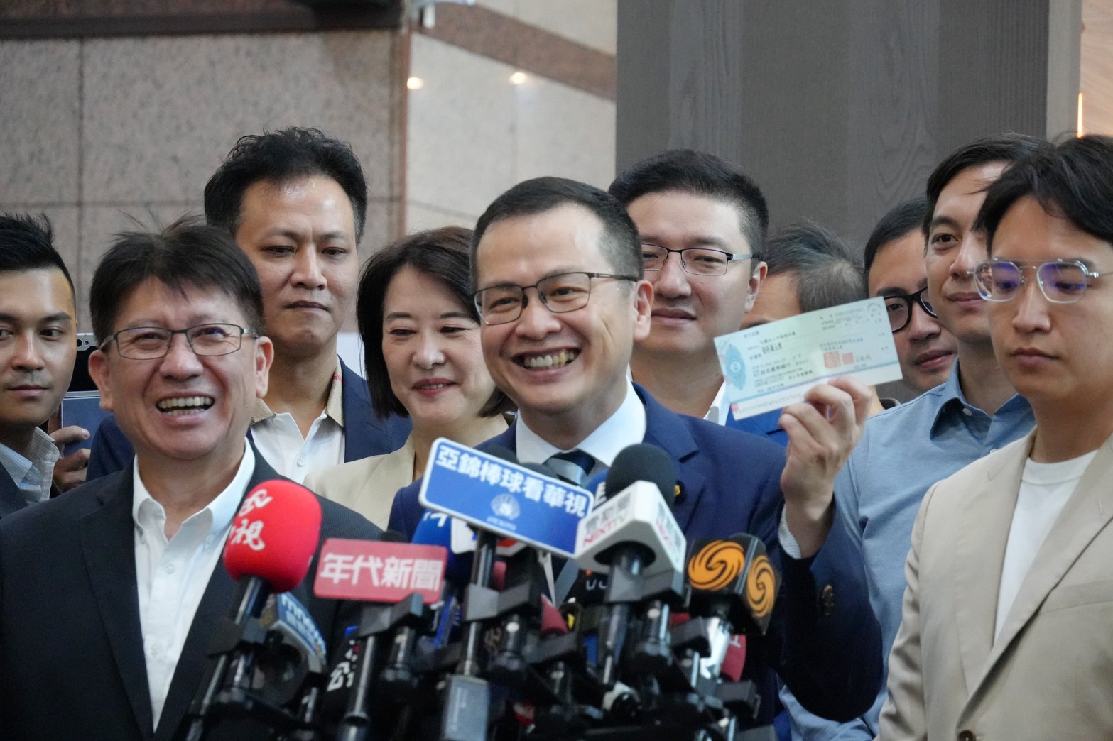 13位藍委陪同羅智強登記！刀口對外團結下架賴清德