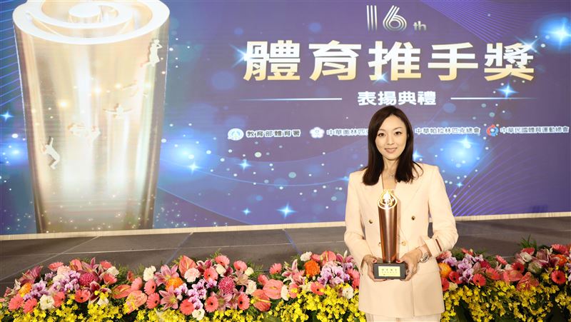 舊愛新歡？王定宇與名媛劉怡萱同進出-否認婚外情-自爆已離婚