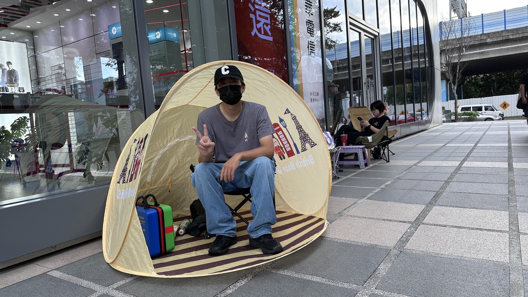 遠傳「頭香哥」今午卡位 搶排iPhone18 Pro明開賣! - 早安台灣新聞 | Morning Taiwan News 遠傳「頭香哥」今午卡位 搶排iphone18-pro明開賣!